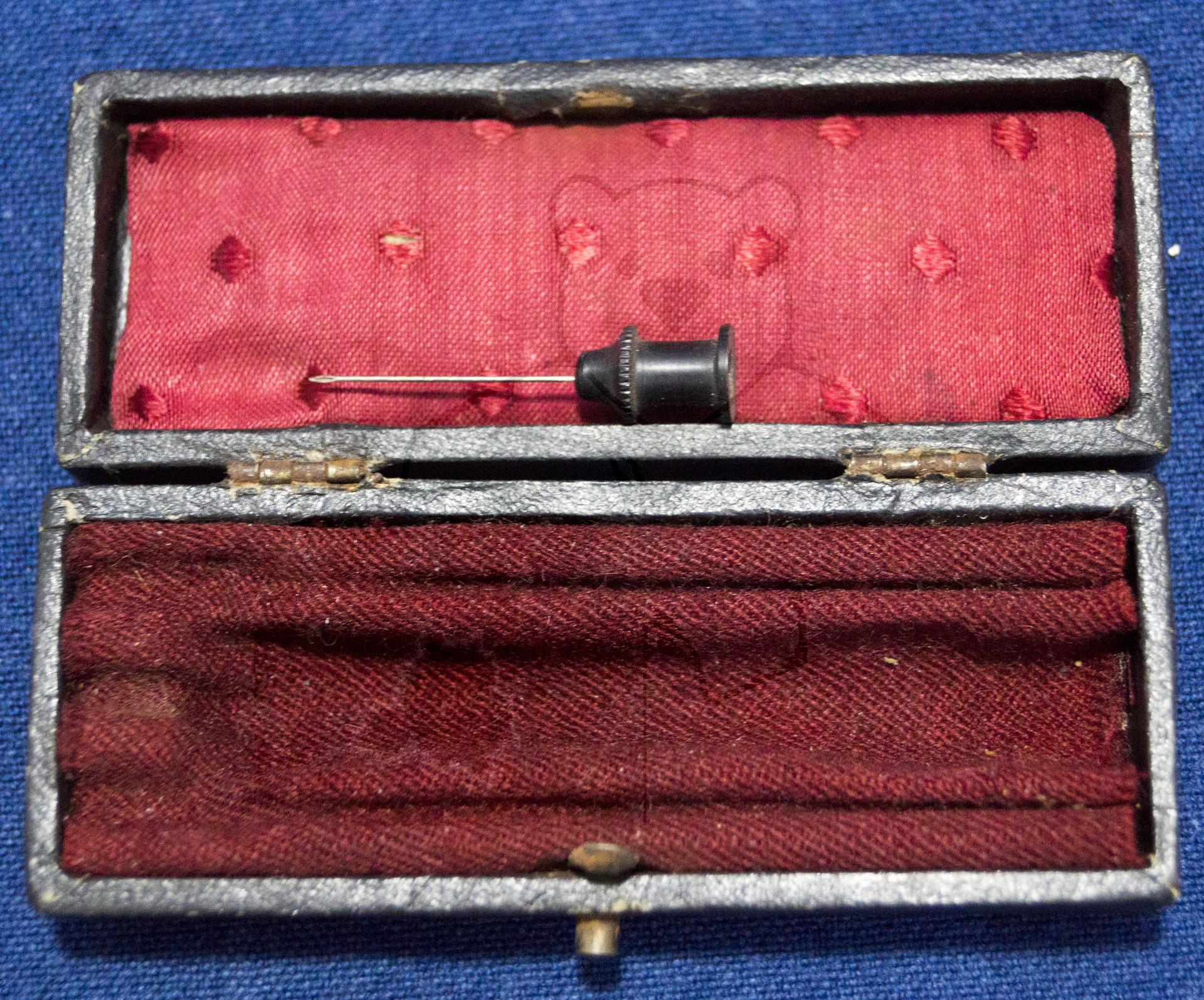 Spritze (Bakelit, Leder), Anfang der 1910'er Jahre, Etui zur Aufbewahrung und Ersatzkanüle